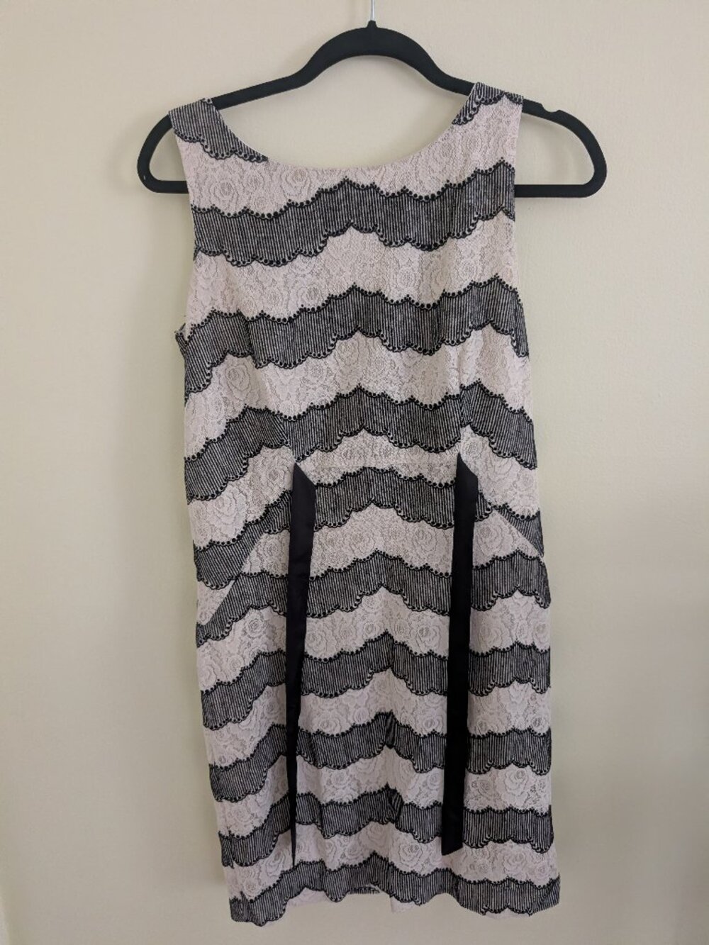 Eva Mendes Black & White Lace Sleeveless Dress